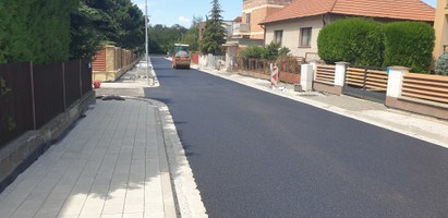 Výmena povrchov chodníkov, povrchu vozovky a výmena obrubníkov Zlatohorská