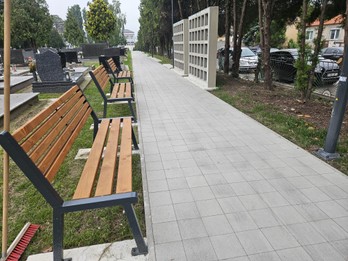 Chodník v areáli cintorína na Seneckej ulici