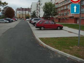 Chodník a parkoviská